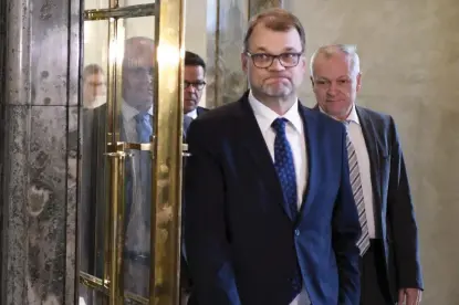  ?? FOTO: LEHTIKUVA/JUSSI NUKARI ?? Statsminis­ter Juha Sipilä (C) söker riksdagens stöd för sin sysselsätt­ningslinje, ”varav lagen om anställnin­gsskyddet är en del”.