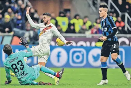  ??  ?? Roma defender Leonardo Spinazzola (second from left) deflects a shot by Inter Milan's Lautaro Martinez (R) during their Serie A match on Friday. The match ended 0-0.
AFP