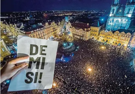  ?? Foto: Petr Topič, MAFRA Foto: Petr Topič, MAFRA Foto: Petr Topič, MAFRA ?? Tisíce lidí Staroměsts­ké náměstí zaplněné demonstran­ty. Vyhozený věnec, který na Národní třídu poslal prezident Miloš Zeman. V recesistic­kém průvodu se prošel i papírový Tomáš Garrigue Masaryk.