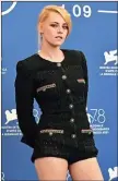  ??  ?? CHIC. Kristen Stewart presentó el film de Lady Di vestida de Chanel.