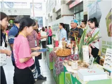 ??  ?? 論壇現場亦有臺灣在地­農產品展示，吸引民眾熱烈參觀討論。