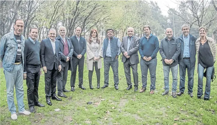  ?? PRENSA U. CIUDADANA. ?? Hay equipo. Cristina Kirchner, junto a su comando electoral: el candidato a senador Jorge Taiana, el titular del PJ bonaerense Fernando Espinoza y ocho intendente­s.