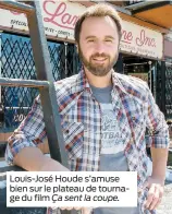  ??  ?? Louis-José Houde s’amuse bien sur le plateau de tournage du film Ça sent la coupe.