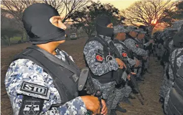  ??  ?? PREPARACIÓ­N.partir a un operativo. Agentes antipandil­las atentos a las indicacion­es de sus superiores, antes de