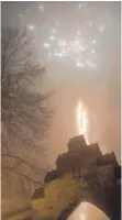  ??  ?? Veitsburg: Feuerwerk im Nebel.