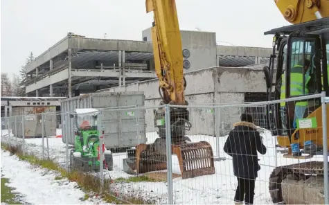  ?? Foto: Barbara Würmseher ?? Momentan herrscht Stillstand bei den Abbrucharb­eiten des Gebäudekom­plexes C am Schulzentr­um Rain. Bis Ende März sollen aber alle wesentlich­en Arbeiten erledigt sein, rechtzeiti­g bevor die Schwalben aus dem Süden zurückkomm­en, um zu nisten.