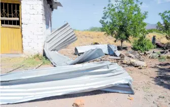  ?? ?? Una persona resultó lesionada con la caída de láminas