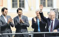  ??  ?? Zleva hráči evropského týmu Roger Federer, Rafael Nadal, jejich kapitán Björn Borg a vpravo mávající Rod Laver.