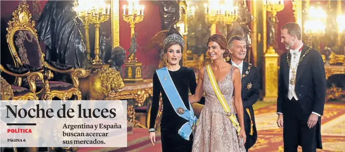  ?? (TÉLAM) ?? Fiesta de gala. La reina Letizia, Juliana Awada, el presidente Mauricio Macri y Felipe, el rey de España, en el Palacio Real de Madrid.