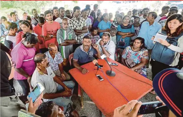  ?? PIC BY SHAHNAZ FAZLIE SHAHRIZAL ?? PKR members announcing their decision to quit the party in Nibong Tebal, Penang, yesterday.