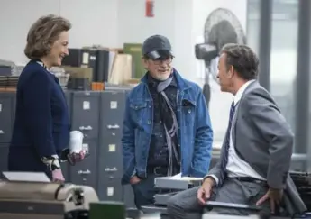  ?? NIKO TAVERNISE/20TH CENTURY FOX ?? Meryl Streep, Steven Spielberg and Tom Hanks on the set of The Post, the National Board of Review’s best film.