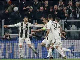  ?? KEYSTONE ?? Ronaldo festeggiat­o dopo il primo gol