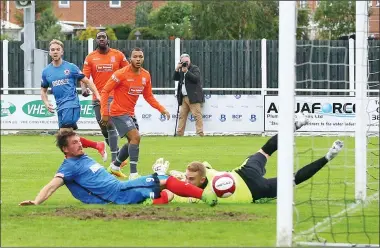  ?? PICTURES: WhiteRoseP­hotos ?? GOALBOUND: Paul Clayton scores his second and Shaw Lanes fourth goal