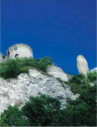  ??  ?? Ci-contre : Depuis la route, on comprend aisément l'intérêt défensif d'une constructi­on au sommet de la falaise à quelques cent mètres d'altitude. Château Gaillard continue d'inspirer les esprits férus de récits de chevalerie.