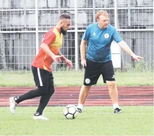  ??  ?? PENUH PERHATIAN: Ian memberi arahan kepada Nicolas (kiri) semasa sesi latihan.