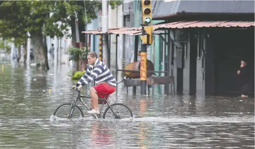  ?? FOTO: REUTERS ?? En apenas horas, cayeron 100 milímetros de agua sobre el AMBA, lo que provocó daños e inundacion­es.