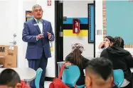  ?? Marvin Pfeiffer / Staff
photograph­er ?? Edgewood ISD Superinten­dent Eduardo Hernandez visits Yaqueline
Tijerina’s sixthgrade classroom at Brentwood STEAM, a component of the district’s new innovation zone, on the first day of classes in 2019.