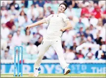  ??  ?? England’s Toby Roland-Jones bowls during play on Day 3 of the third Test match between England and South Africa at The Oval cricket ground in
London on July 29. (AFP)