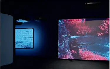  ??  ?? En el sótano, uno de los espacios con un vídeo de Richard Mosse titulado The
Enclave. La acústica ha sido diseñada para que entre sala y sala no haya interferen­cias.