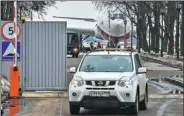  ?? VASILY MAXIMOV / AGENCE FRANCE-PRESSE ?? A car leaves Moscow’s Vnukovo Airport after Russian diplomats and their family members returned from the United States on Sunday.