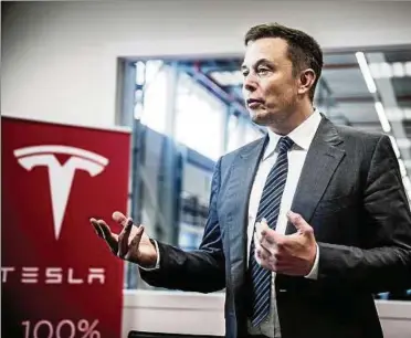  ??  ?? Will mit dem Know-how von Anlagenbau­er Grohmann zum Massenhers­teller werden: Tesla-Chef Elon Musk. Foto: dpa/pa