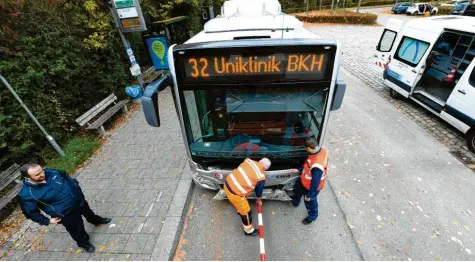  ?? Fotos: Silvio Wyszengrad ?? Manche Probleme lassen sich schnell lösen. Wenn ein Bus oder eine Tram liegen bleiben, muss Josef Seibold aber erst einmal prüfen, wo er die Gefährte am besten „abpassen“kann.