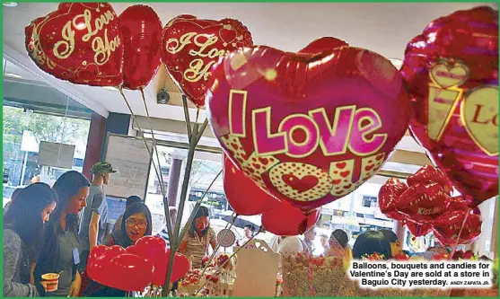  ?? ANDY ZAPATA JR. ?? Balloons, bouquets and candies for Valentine’s Day are sold at a store in
Baguio City yesterday.