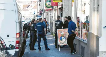  ?? Foto: Daniel Biskup ?? Kontrolle in der Wertachstr­aße: Die Polizei ging am Mittwoch von Imbiss zu Imbiss und überprüfte, ob die Corona-regeln eingehalte­n werden.