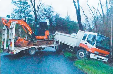  ??  ?? A truck and trailer had to be towed out of this awkward position after it jackknifed on Warragul-Korumburra Rd at Strzelecki on Thursday morning. Photograph courtesy Warragul Towing.