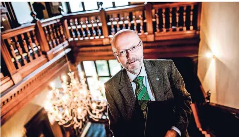  ?? FOTO: ANDREAS BRETZ ?? Klaus Bachtenkir­ch liebt das Standesamt am Hofgarten. Vor Kurzem wurde das denkmalges­chützte Gebäude aufwendig renoviert.