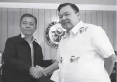  ?? ?? Sumakwel Nava Jr. (left) takes his oath of office before Mayor Jerry P. Treñas as the newly-appointed councilor of Iloilo City on Wednesday, Feb. 7.
