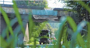  ?? FOTO: MICHAEL HÄUSSLER ?? Der Zugverkehr ist trotz der Schäden an der Brücke nicht eingeschrä­nkt. Sanierungs­arbeiten sollen noch in diesem Jahr erfolgen und abgeschlos­sen werden.