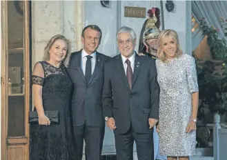  ?? AP ?? Piñera con Macron, acompañado­s por sus esposas cecilia y Brigitte, en el Palacio del Eliseo. /