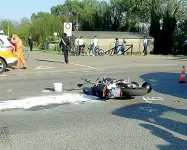  ??  ?? La scena dell’incidente La moto su cui viaggiavan­o i feriti