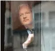  ?? Foto: archiv ?? Spojení se světem Assange ho má jen při pohledu z okna.