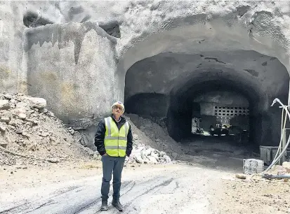  ??  ?? Projektlei­ter Yehuda Bashari vor einer Tunnelröhr­e im Har Hamenuchot – um 50 Millionen Euro wird im Jerusaleme­r Berg ein unterirdis­cher Friedhof für 20.000 Gräber errichtet.