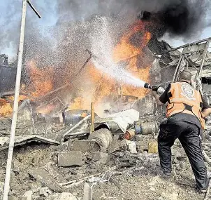  ?? FOTO: AHMED IBRAHIM/DPA ?? Nach einem israelisch­en Luftangrif­f: Im Gazastreif­en sind bisher nach Schätzunge­n rund 70.000 Menschen ums Leben gekommen.
