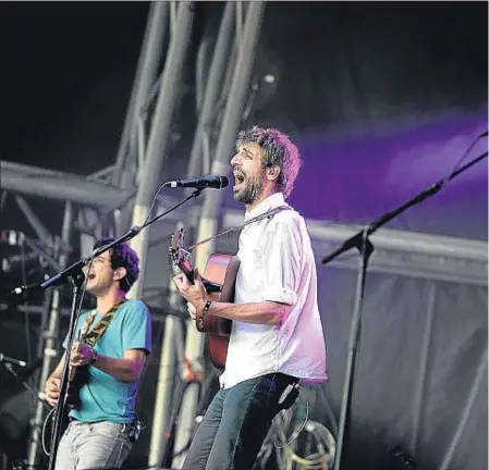  ??  ?? El grupo Manel, en un momento del concierto ofrecido ayer por la tarde en el parque del Fòrum