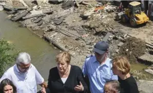  ??  ?? TRAGÉDIA Chanceler Angela Merkel (C) visitou áreas devastadas por inundações na Alemanha