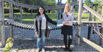  ?? FOTO: CORNELIA BREITWIESE­R ?? Carmen Craß, Präsidenti­n des Inner Wheel Club Lindau links bei der Übergabe an Ute Müller, Schulleite­rin der Grundschul­e Reutin-Zech.