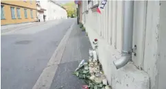  ?? ARKIVBILD: TERJE PEDERSEN ?? Blommor och ljus vid brottsplat­sen dagarna efter det att fem personer dödades i attacken i Kongsberg i oktober förra året.