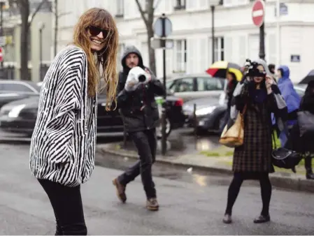  ??  ?? L’ex- mannequin Caroline de Maigret à la sortie du défilé Balenciaga à Paris, février 2014 : une certaine idée de “La Parisienne”