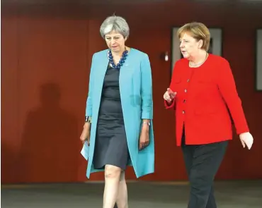  ?? Foto: AFP/Omer Messinger ?? Hofft auf Hilfe von Angela Merkel: Premiermin­isterin Theresa May (li.) zu Besuch in Berlin