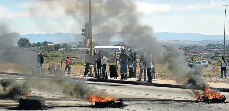  ?? Picture: EUGENE COETZEE ?? ANGER SPILLS OVER: Residents of Nelson Mandela Bay’s northern areas burn tyres on Stanford Road to show their discontent with DA councillor Sandra Fillis