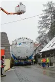  ?? Foto: Melanie Lippl ?? Vor sieben Jahren bahnte sich im Febru ar ein noch größerer Schwertran­sport seinen mühsamen Weg durch die Stau den zu Premium Aerotec nach Augs burg.