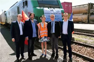  ??  ?? Le 23 juin 2020, le premier train spécial chinois de matériel anti-épidémique à destinatio­n de la France arrive à Paris.