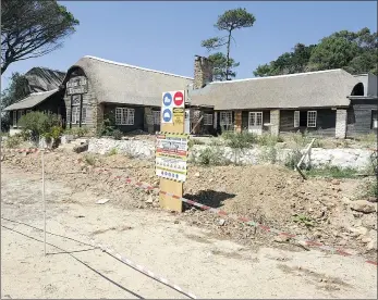  ?? PICTURE: MICHAEL WALKER ?? NO BUSINESS: The Constantia Nek Restaurant site stands idle after the city issued a cease work order. But the developers remain optimistic work will begin again soon and are predicting they will open their doors in 10 weeks.