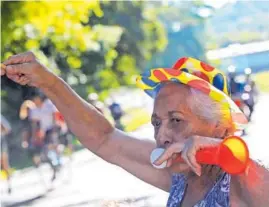  ??  ?? Doña Aracelly López metió bulla para animar a los atletas.