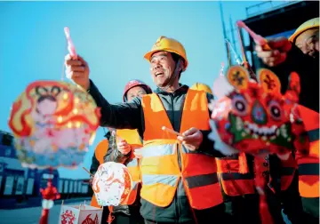  ??  ?? Le 18 février 2019, le groupe MCC Tiangong organise un spectacle sur le chantier de la Tianjin Juilliard School à l’occasion de la fête des Lanternes.