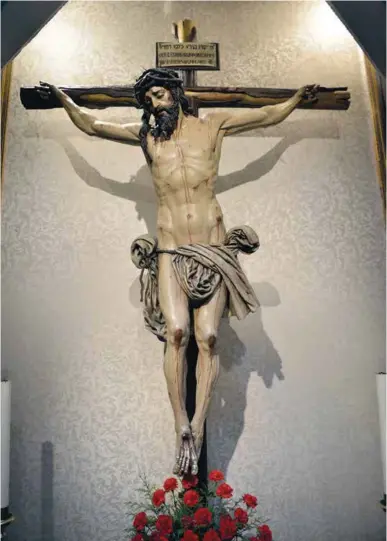  ?? Foto: César López Haldón. ?? El Cristo de la Paz, obra de Juan Manuel Miñarro.